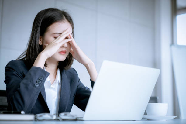 asiengeschäft frau kopfschmerzen gestresst wegen der arbeit fehler probleme über profit verluste sein risiko für von ihrem job gefeuert - frustration office worker women business stock-fotos und bilder