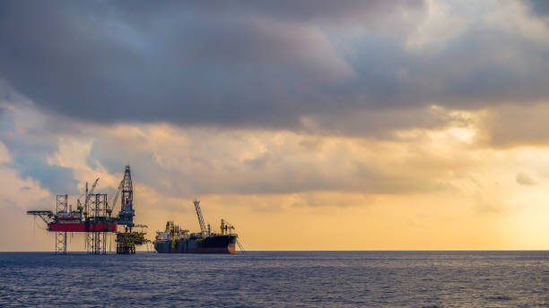 fpso and drilling rig in offshore oil fields - crane oil well derrick crane floating oil production platform imagens e fotografias de stock