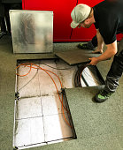 elektriker-entfernt-bodenplatten-kommt-m