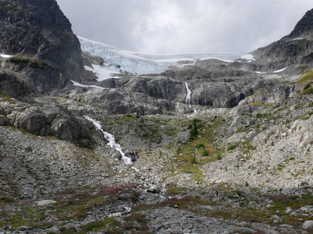 istock Hiking trail to Iceberg Lake 1016764228