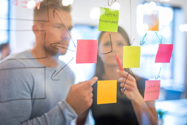 pessoas de negócios criativos jovens encontrar no escritório. - brainstorming team learning business - fotografias e filmes do acervo