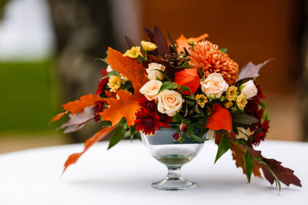 花瓶, 果実, ナット木製白地に秋の花束 - bouquet flower autumn vase ストックフォトと画像