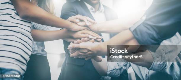Stapel Von Händen Einheit Und Teamwork Konzept Stockfoto und mehr Bilder von Zusammenarbeit - Zusammenarbeit, Geschäftsleben, Arbeiten