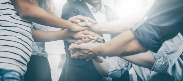 pila de manos. concepto de unidad y trabajo en equipo. - planning leadership togetherness connection fotografías e imágenes de stock
