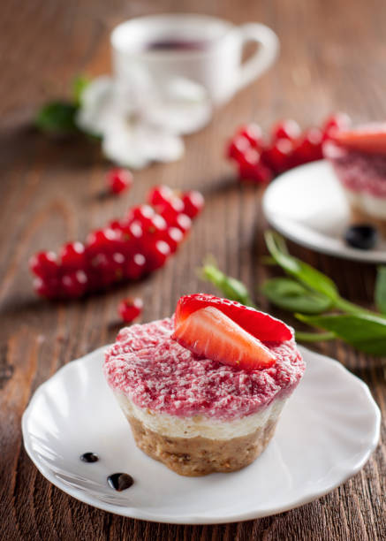 raw vegan cheesecake with strawberry - cheesecake syrup almond cream imagens e fotografias de stock