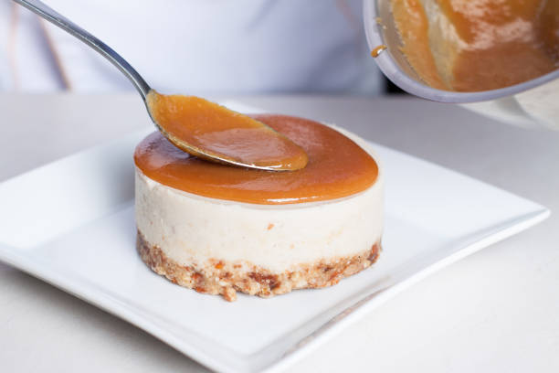 raw vegan caramel and strawberry cheesecake - cheesecake syrup almond cream imagens e fotografias de stock