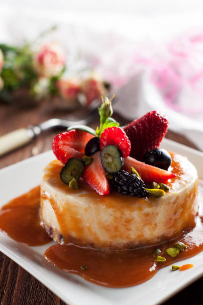 raw vegan caramel and strawberry cheesecake - cheesecake syrup almond cream imagens e fotografias de stock