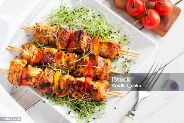 Mediterran Gegrilltes Hähnchenspieße Mit Microgreen Und Cherrytomaten Serviert Stockfoto und mehr Bilder von Bildhintergrund