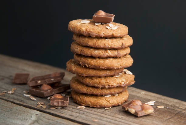 trzymając brązową szklaną butelkę izolowaną na szarym stole. kopiuj miejsce. kosmetyki kosmetyczne, salonowa terapia, minimalizm. - chocolate chip cookie bakery chocolate homemade zdjęcia i obrazy z banku zdjęć