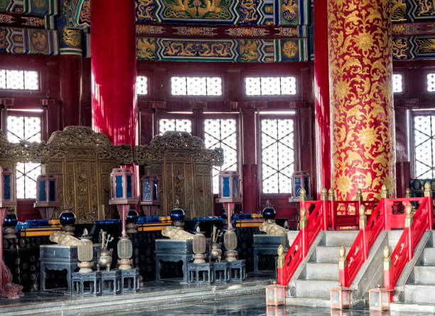 à l’intérieur de la salle de prière pour les bonnes récoltes dans le temple du ciel, pékin, chine, asie - hall of prayer for good harvests photos et images de collection