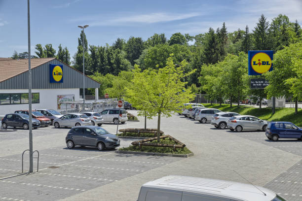 lidl-supermarkt, berühmten supermarktkette - shopping mall supermarket store sign stock-fotos und bilder