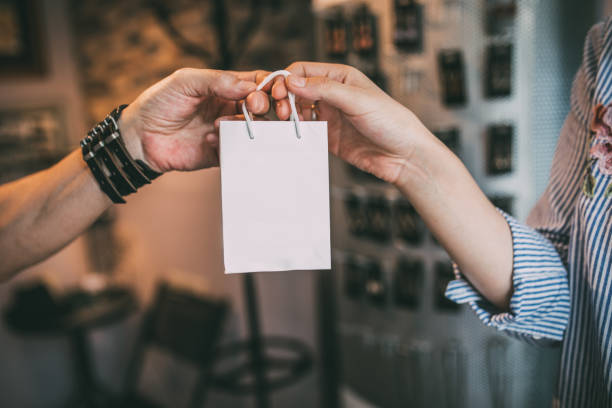 dając jej torbę na prezent - goodie bag zdjęcia i obrazy z banku zdjęć