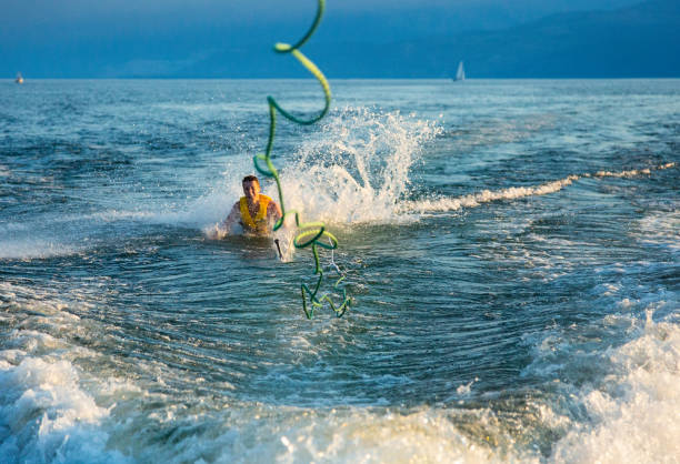 jeunes adultes lingettes mâles sur le lac okanagan - life jacket little boys lake jumping photos et images de collection