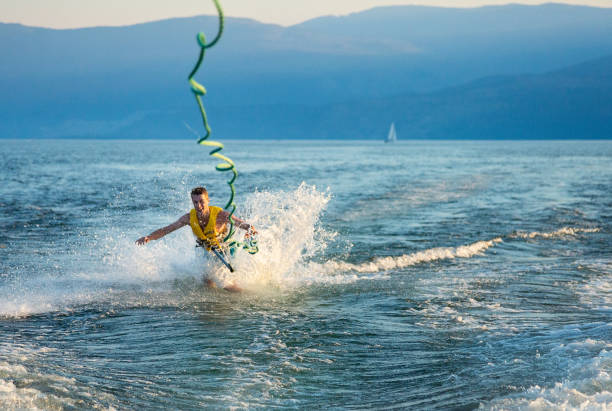 il giovane maschio adulto spazza via il lago okanagan - life jacket little boys lake jumping foto e immagini stock