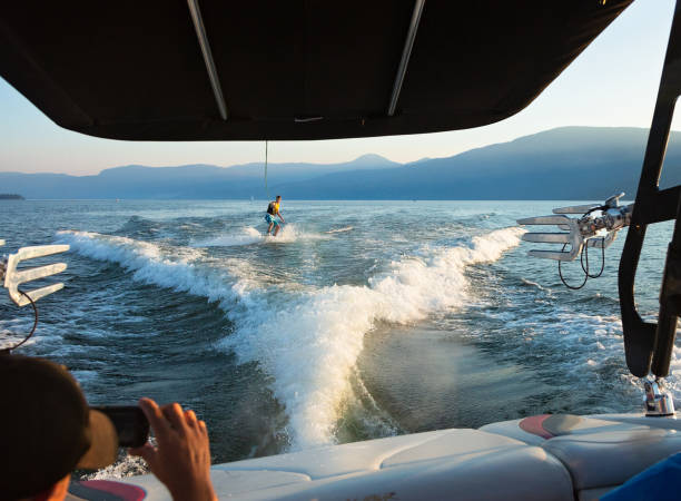 téléphone cellulaire filmer jeunes adultes mâles wakeboard sur le lac okanagan - life jacket little boys lake jumping photos et images de collection