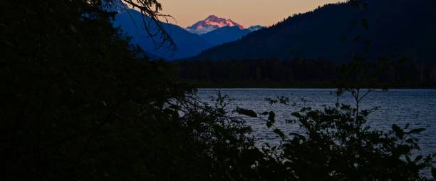 picco glaciale fuoco sacro - mountain alpenglow glowing lake foto e immagini stock