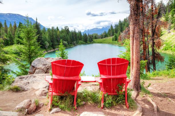 röda stolar på valley fem sjöar i jasper national park - jasper kanada bildbanksfoton och bilder