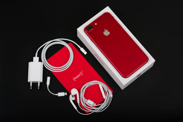 apple iphone 7 plus red special edition auf schwarzem hintergrund, rückseite. ladegerät, earpods und adapter - adapter apple stock-fotos und bilder