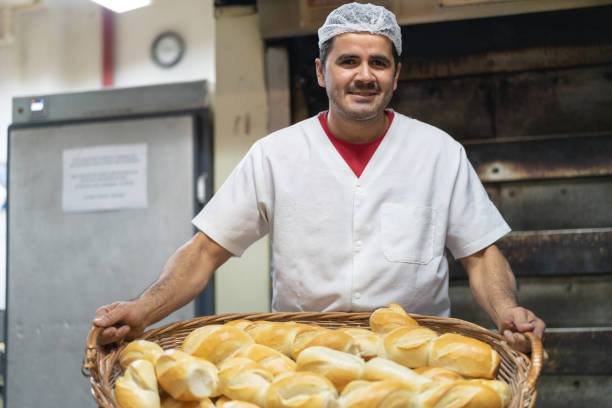 baker pokazujący świeży chleb - chef baker bakery flour zdjęcia i obrazy z banku zdjęć