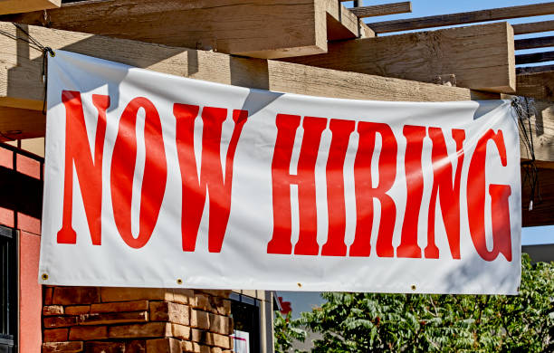 now hiring sign - help wanted sign fotos imagens e fotografias de stock