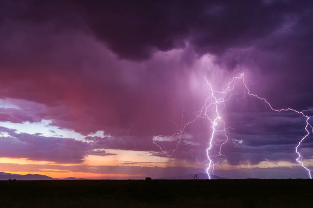 błyskawica od burzy o zachodzie słońca. - thunderstorm lightning storm monsoon zdjęcia i obrazy z banku zdjęć