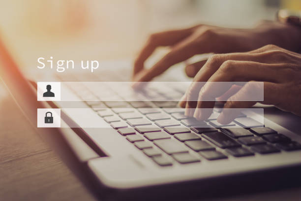 зарегистрируйтесь в журнале паролей имени пользователя - connection e mail typing human hand стоковые фото и изображения
