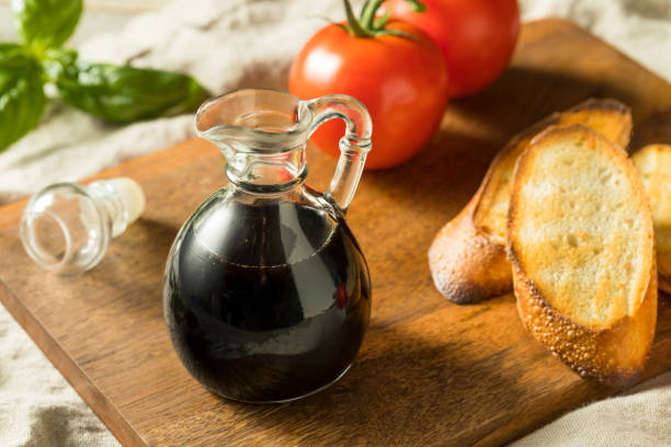aceto balsamico nero biologico - food balsamic vinegar vinegar bottle foto e immagini stock