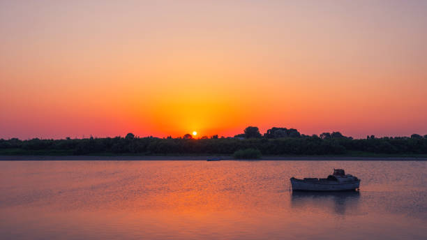 incroyable beau coucher de soleil sur le fleuve - scow photos et images de collection