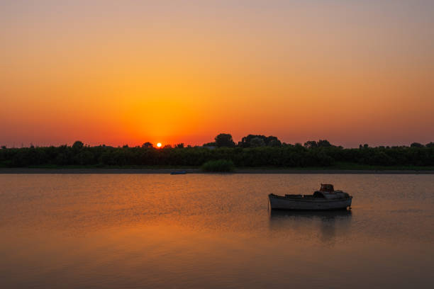 incroyable beau coucher de soleil sur le fleuve - scow photos et images de collection