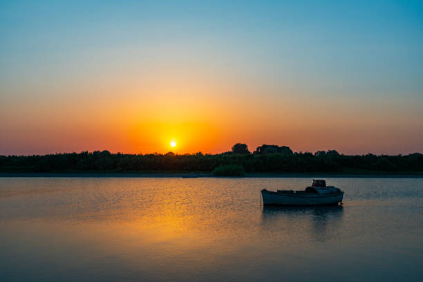incredibile bellissimo tramonto sul fiume - scow foto e immagini stock
