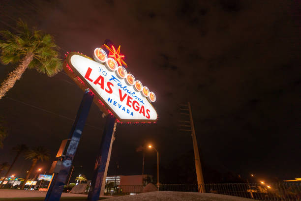 famoso cartel de las vegas - welcome to fabulous las vegas sign las vegas metropolitan area famous place night fotografías e imágenes de stock