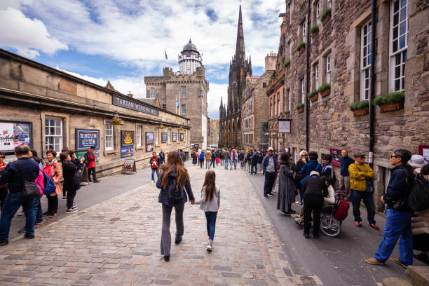 tourists walk along the royal mile near edinburgh castle - family child crowd british culture imagens e fotografias de stock