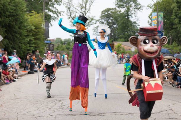 desfile del círculo - stilts fotografías e imágenes de stock