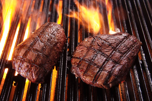 beefsteaks na grillu - strip steak steak barbecue grill cooked zdjęcia i obrazy z banku zdjęć