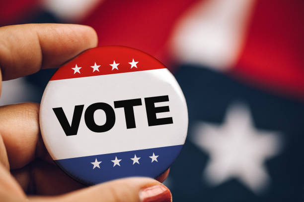 remettre la femme à voter - vote button photos et images de collection