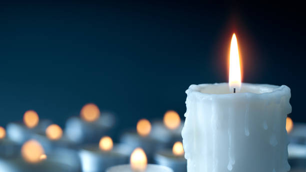 candela che si scioglie su sfondo blu freddo - aromatherapy candles foto e immagini stock