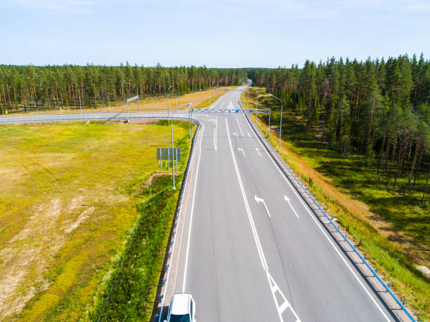 vista aérea de la carretera en la ciudad. coches cruzando el puente de intercambio. intercambio de la autopista con tráfico. foto de ojo de pájaro aéreo de carretera. autopista. ensambladuras de camino. coche pasando. superior vista desde arriba. - land vehicle multiple lane highway driving traffic fotografías e imágenes de stock