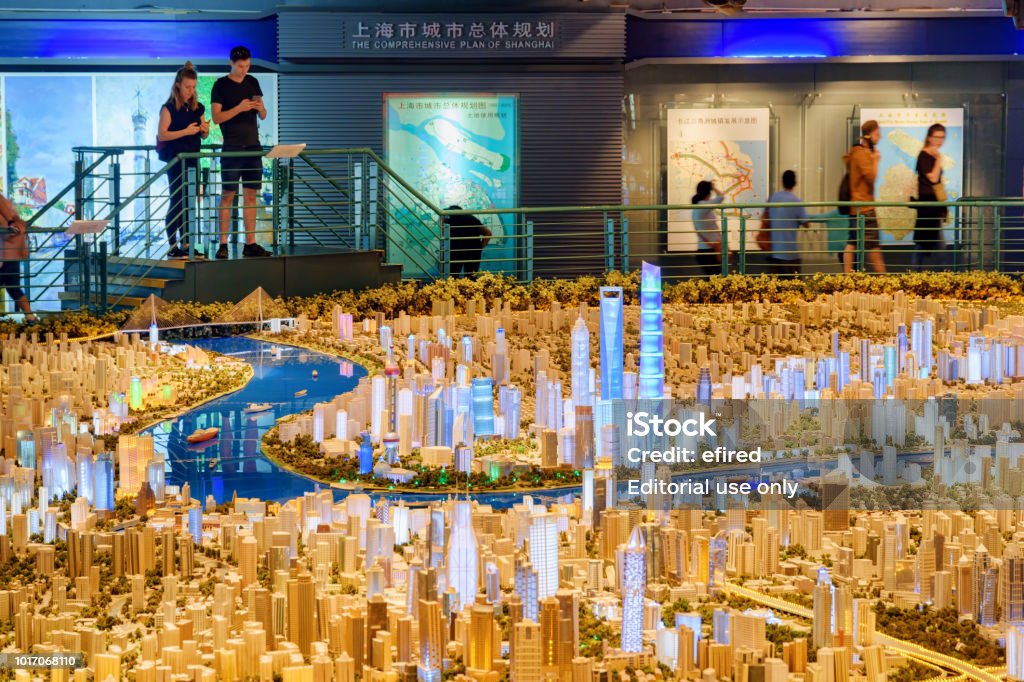 Impresionante vista de un modelo a escala de Shanghai entre rascacielos - Foto de stock de Ciudad libre de derechos