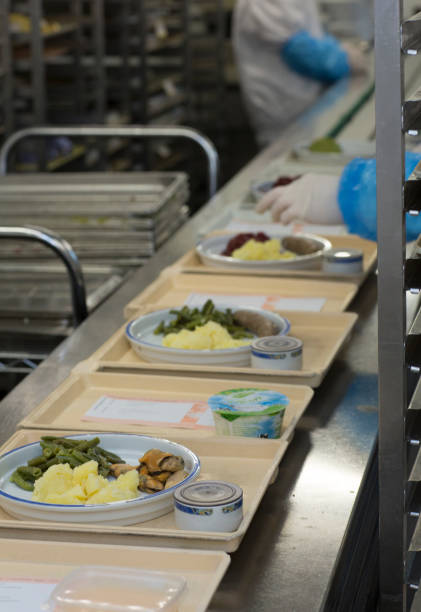 Maaltijd bereiding in een instituut voor zorg en verpleging aan de lopende band van een centrale keuken