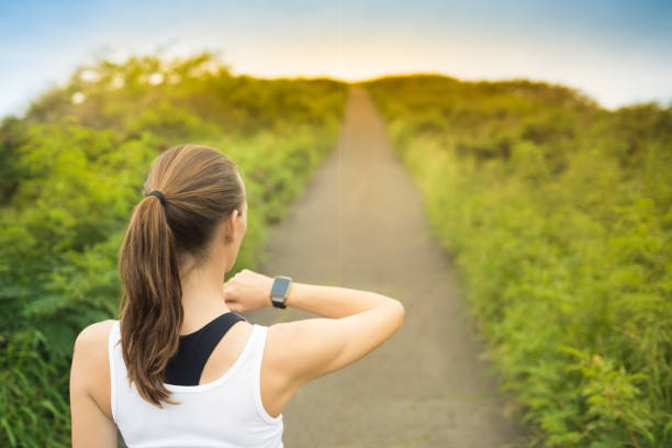 hora perfeita para executar - gps watch - fotografias e filmes do acervo