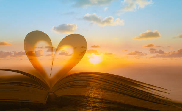 lectura, la religión, el concepto de amor - bible book ideas inspiration fotografías e imágenes de stock
