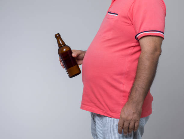 맥주의 유리를 가진 중량이 초과 된 남자의 스튜디오 샷 - pot belly greed overweight excess 뉴스 사진 이미지
