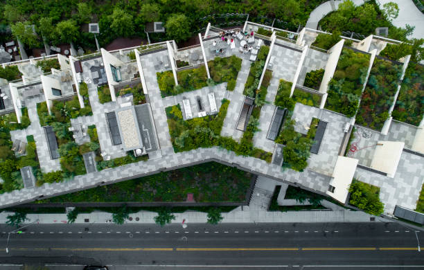 oben direkt über blick auf den modernen dächern mit gärten in brooklyn heights, an der waterfront promenade und brooklyn bridge park in der nähe - new york city built structure building exterior aerial view stock-fotos und bilder