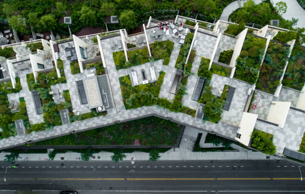 le haut directement au-dessus de vue sur les toits modernes avec jardins à brooklyn heights, au bord de mer à proximité de esplanade et brooklyn bridge park - manhattan aerial view brooklyn new york city photos et images de collection