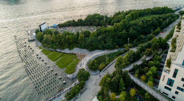 a parte superior diretamente acima vista para os telhados modernos com jardins em brooklyn heights, na zona ribeirinha esplanade e brooklyn bridge park nas proximidades - manhattan aerial view brooklyn new york city - fotografias e filmes do acervo