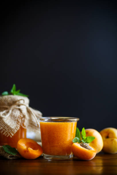 confiture d’abricot douce frais sur une table en bois - preserves jar apricot marmalade photos et images de collection