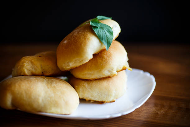 placki z wypełnieniem na drewnianym stole - baked breakfast cabbage cake zdjęcia i obrazy z banku zdjęć