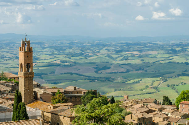 paysage panoramique de montalcino et la toscane, italie, europe - montalcino photos et images de collection