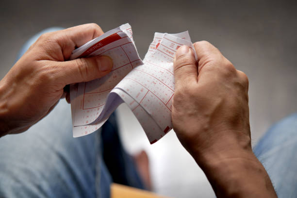 경마 티켓을 찢 어에 의해 도박 종료 - gambling addiction problems addict 뉴스 사진 이미지
