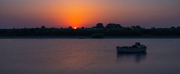 incredibile bellissimo tramonto sul fiume - scow foto e immagini stock